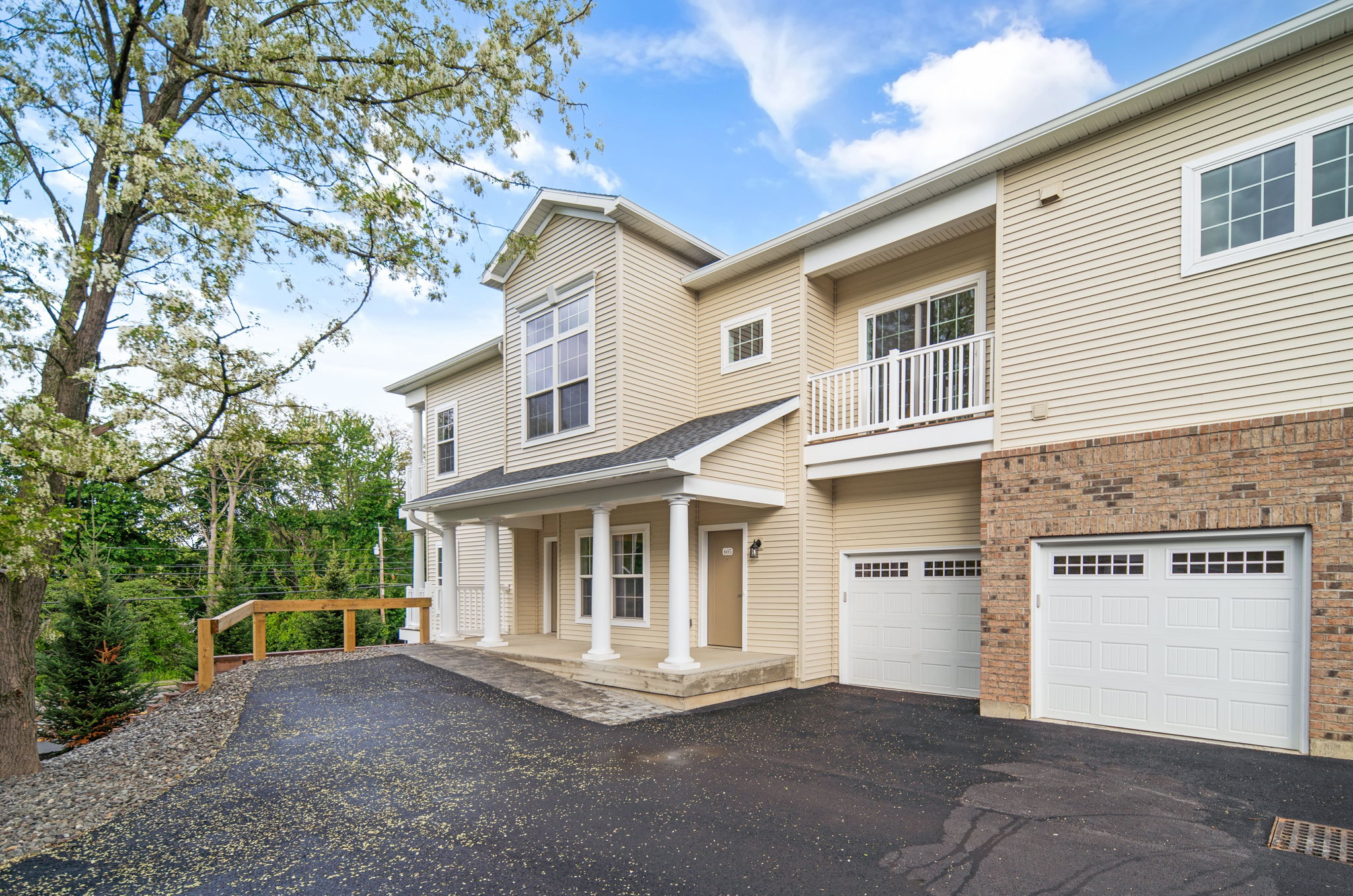 1-web-or-mls-001-605-vly-pointe-drive-schenectady-ny-usa-002